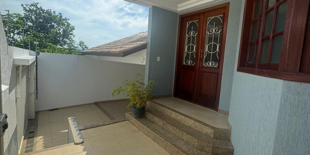 Casa Triplex em Área Nobre à VENDA (1)