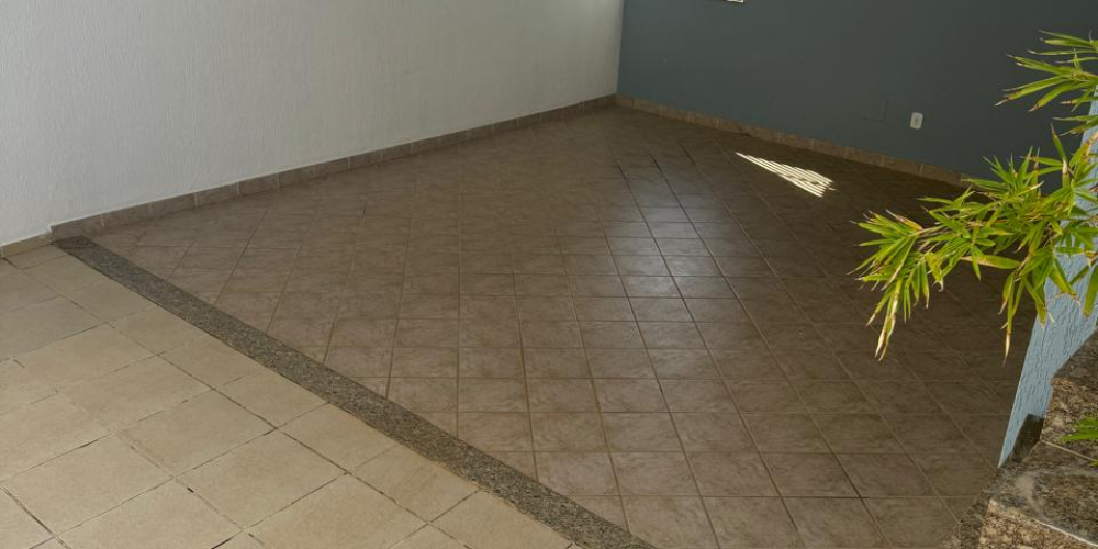 Casa Triplex em Área Nobre à VENDA